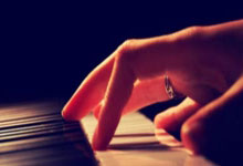 乐鱼体育在线娱乐-曼城防线连续失守，卫冕之路暗藏杀机