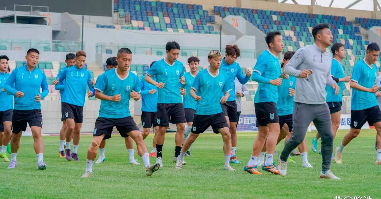 球队备战国际比赛，采用新战术迎战强手