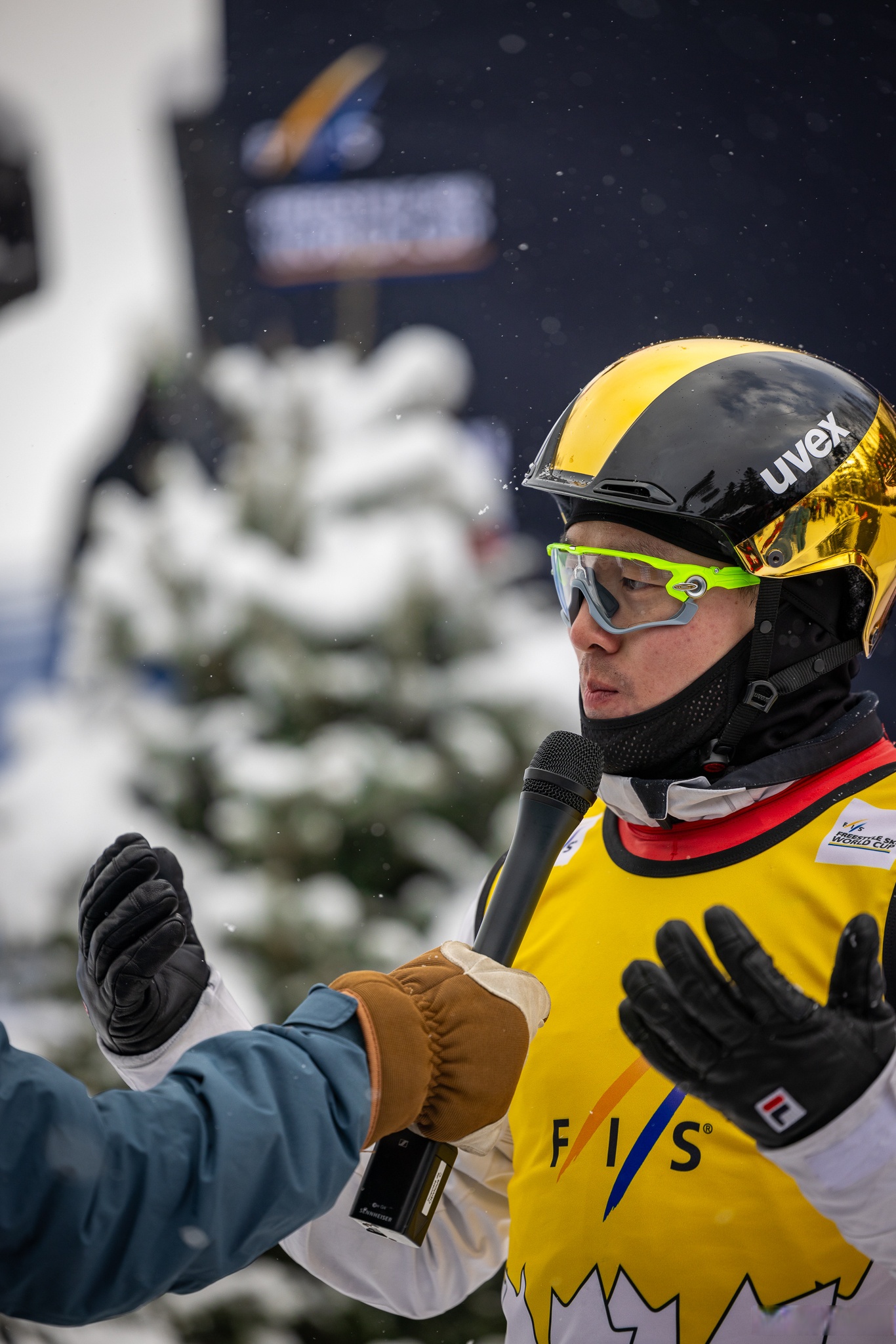 夺冠之路运动员不惧艰险巅峰登顶 夺冠之路运动员不惧艰险巅峰登顶