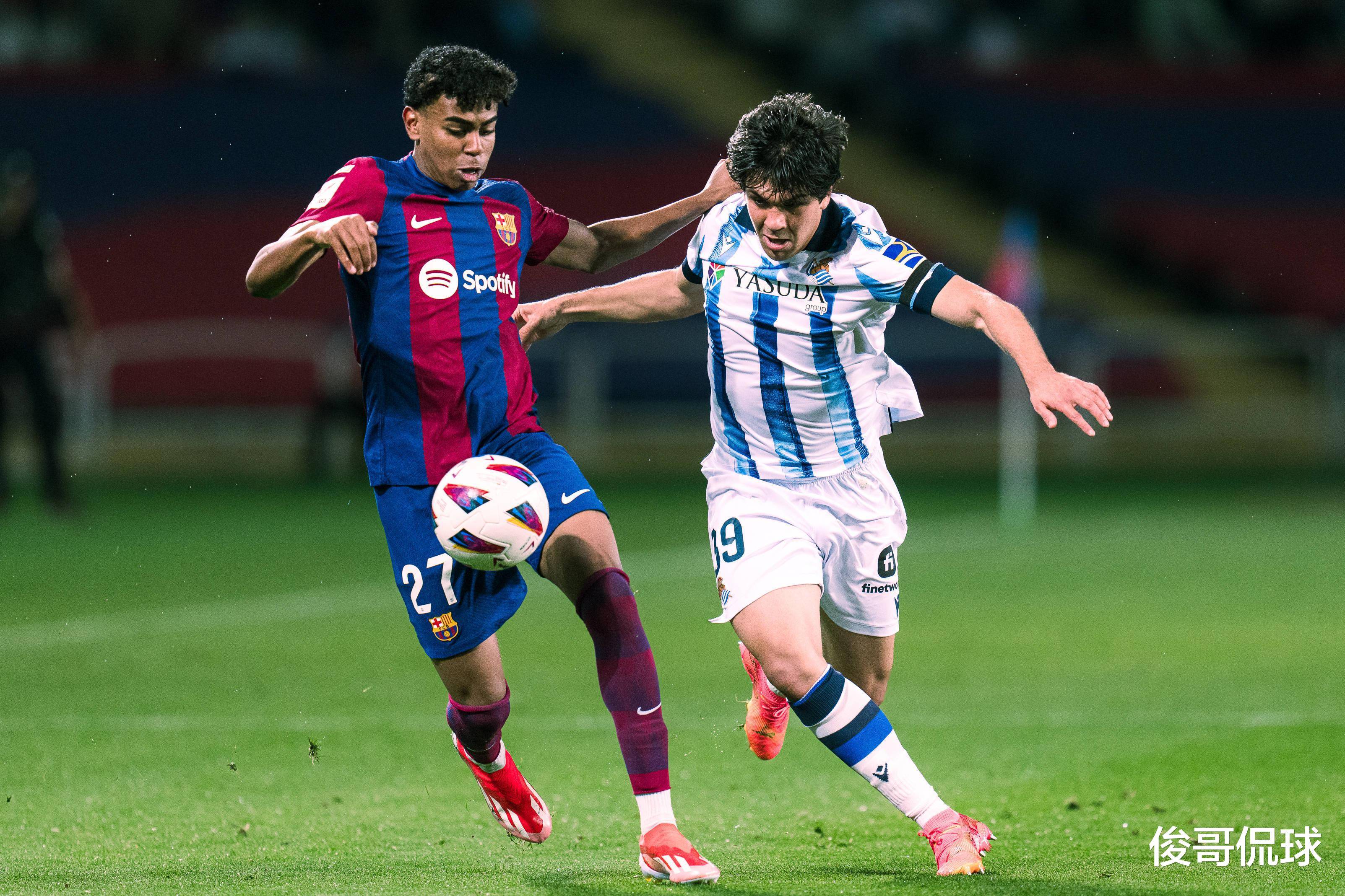 Leyu-足球赛场震撼场面频现，球员表现抢眼