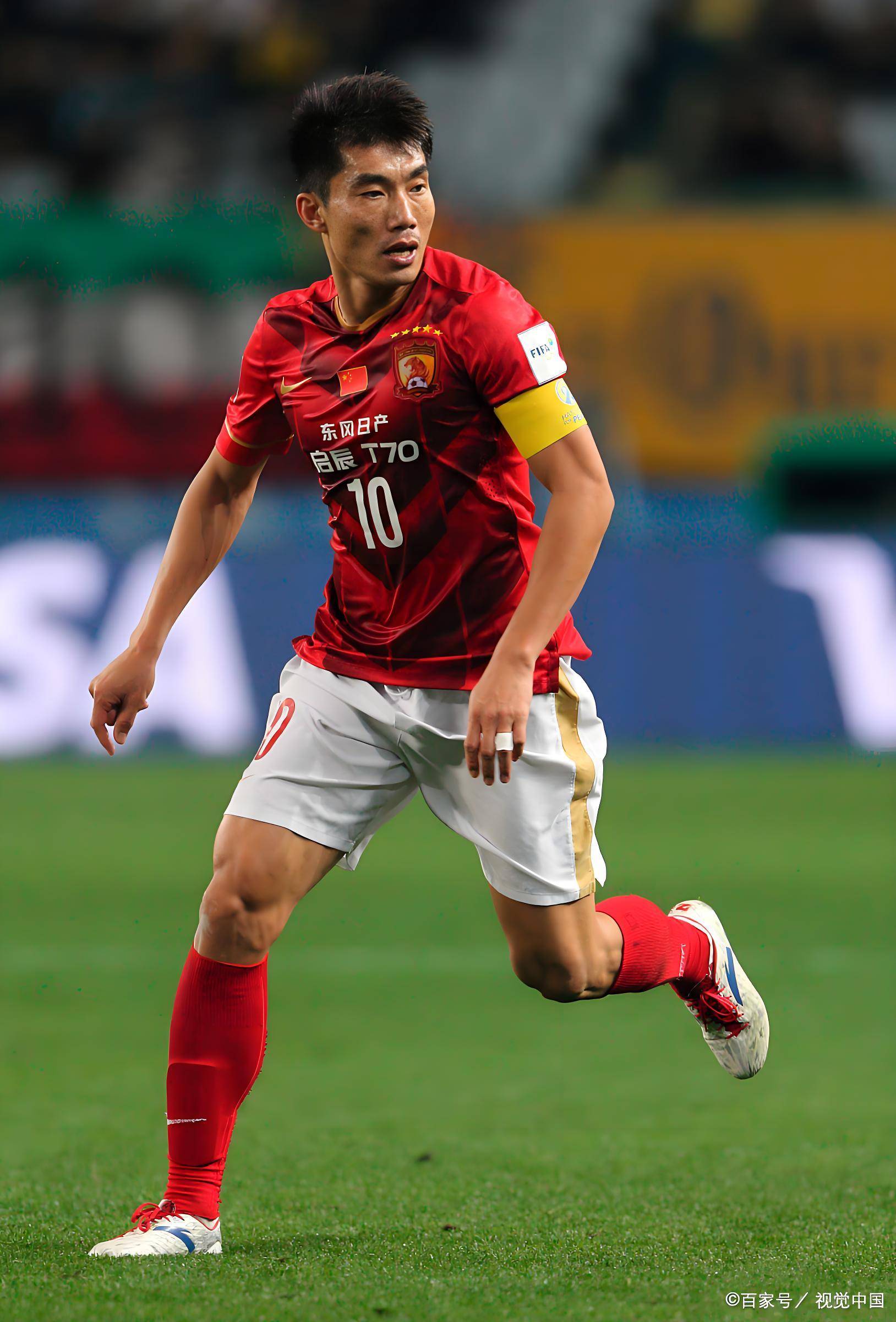 足球赛场震撼场面频现，球员表现抢眼