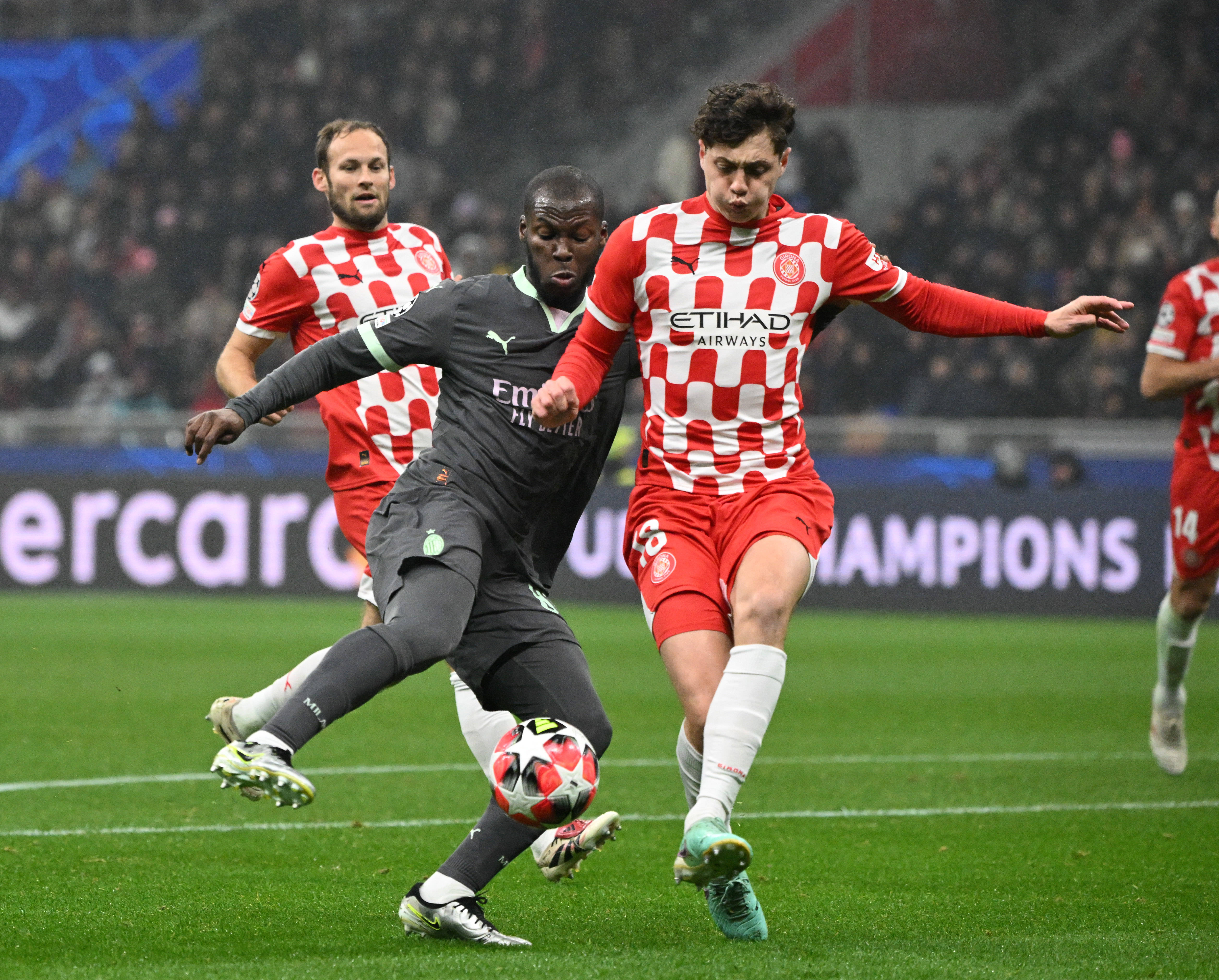 乐鱼登录-AC米兰客场大胜佛罗伦萨，领先优势扩大