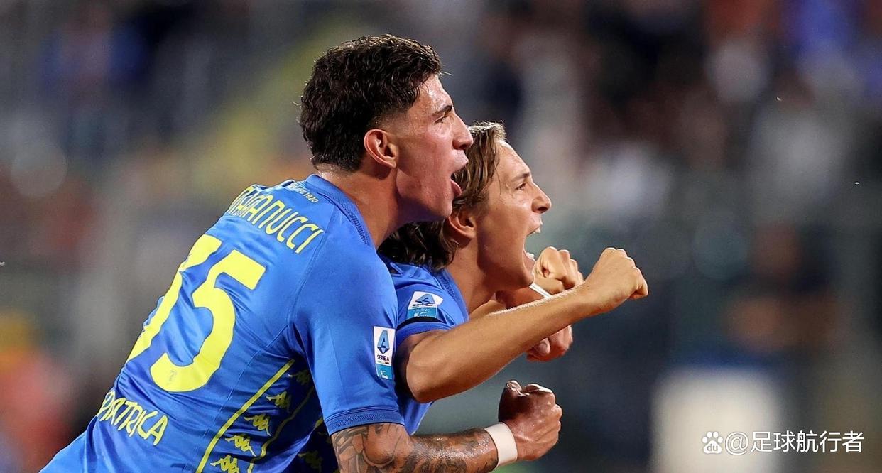 恩波利客场大胜,球员庆祝胜利 恩波利客场大胜,球员庆祝胜利